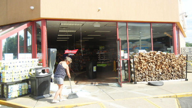 Driver crashes into Festus Mobil on the Run building